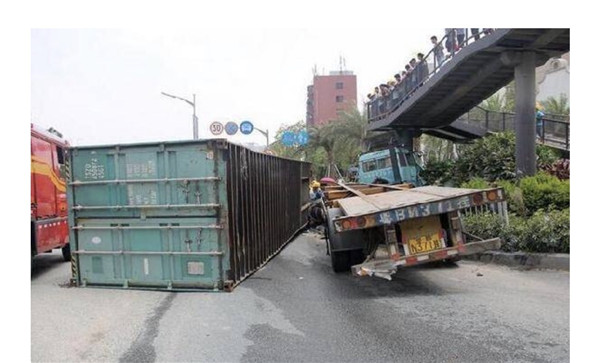 集裝箱運(yùn)輸半掛車不上鎖！通亞幫您解決！